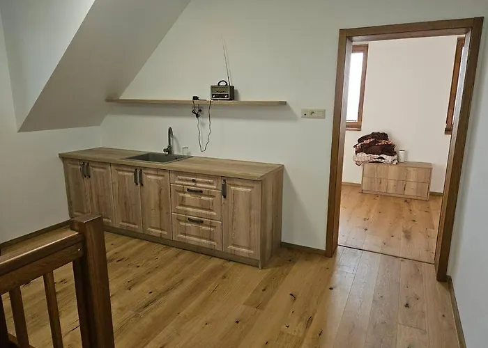 Villa Vinársky Dom U Kríža *