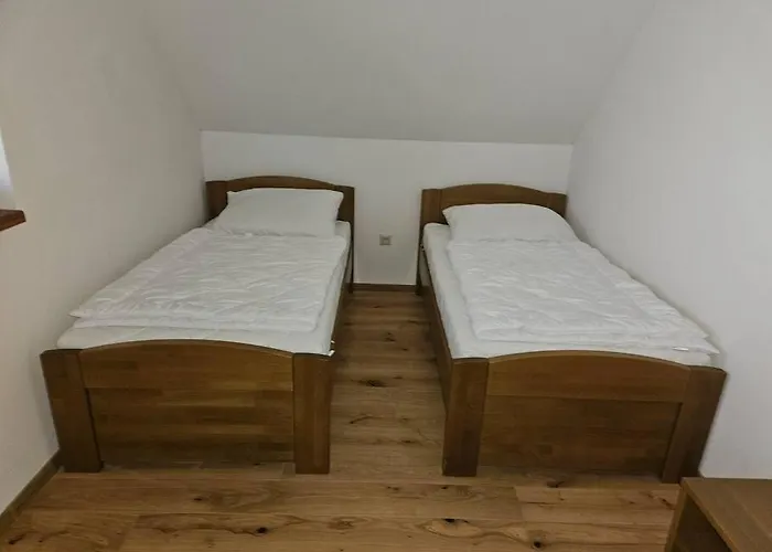 Villa Vinársky Dom U Kríža *